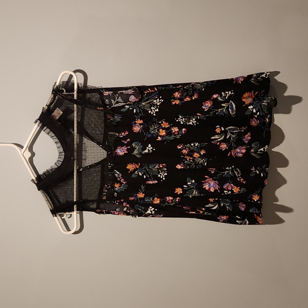 Loose-fitting, sleeveless floral blouse